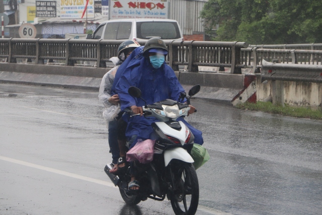 Trở lại TP.HCM sau lễ 2.9: ‘Ể oải vì trời mưa’ - Ảnh 4.