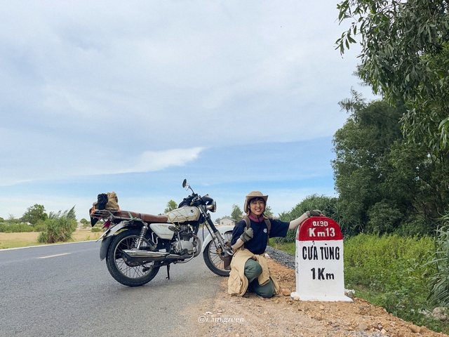 Cô gái ‘cưỡi’ mô tô một mình phượt xuyên Việt trong 42 ngày - Ảnh 2. Cô gái ‘cưỡi’ mô tô một mình phượt xuyên Việt trong 42 ngày - Ảnh 2.