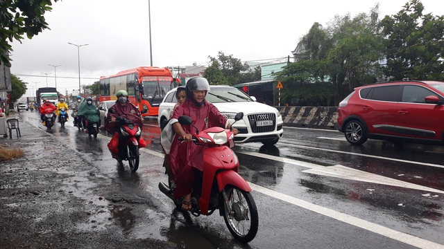 Người dân lỉnh kỉnh đồ đạc rời miền Tây dưới cơn mưa nặng hạt sau lễ 2.9 - Ảnh 4.