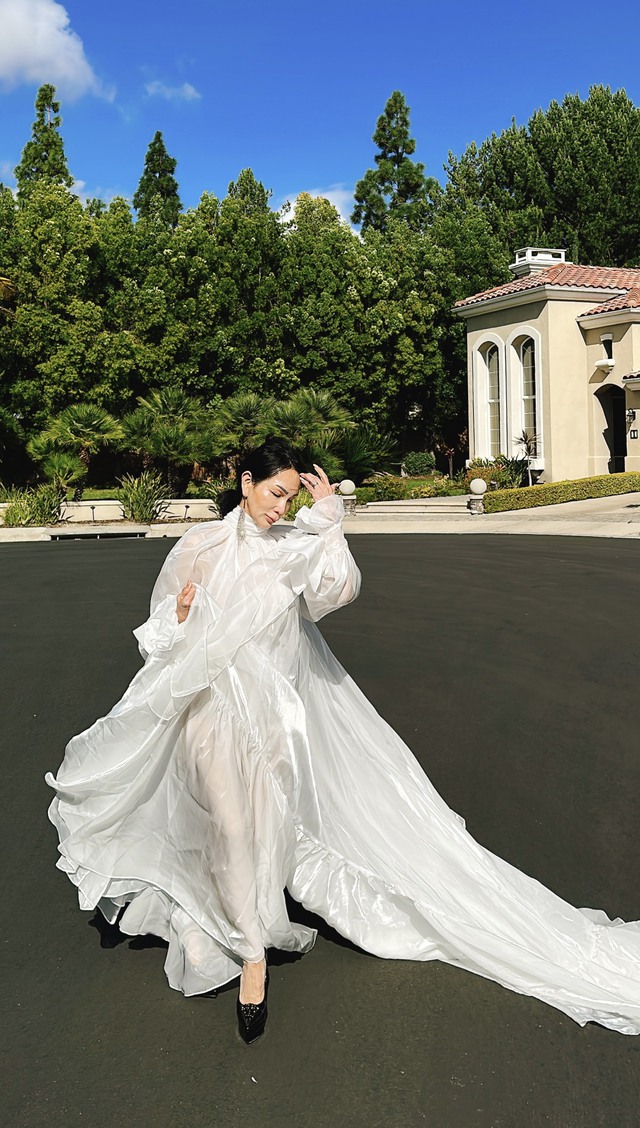 Fashionista U70 tìm niềm vui từ thời trang, sở hữu 1.000 bộ trang phục từ NTK Việt - Ảnh 10.