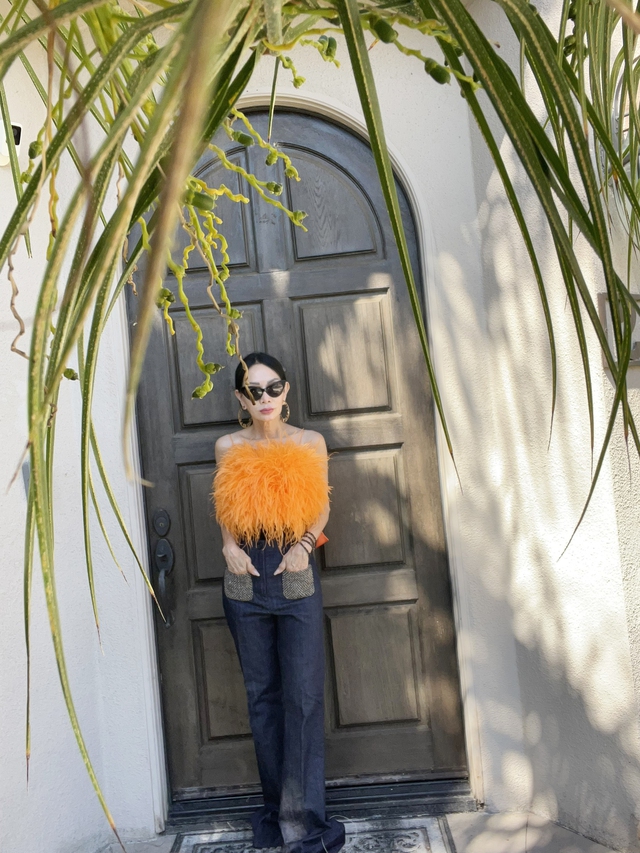 Fashionista U70 tìm niềm vui từ thời trang, sở hữu 1.000 bộ trang phục từ NTK Việt - Ảnh 2.