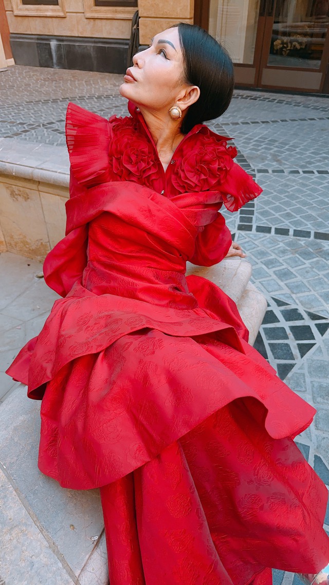 Fashionista U70 tìm niềm vui từ thời trang, sở hữu 1.000 bộ trang phục từ NTK Việt - Ảnh 4.