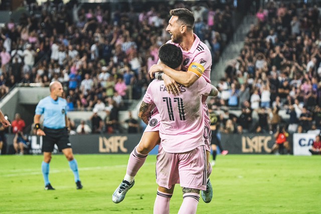 Messi khiến ca sĩ Selena Gomez tròn mắt kinh ngạc khi Inter Miami hạ Los Angeles FC - Ảnh 1.