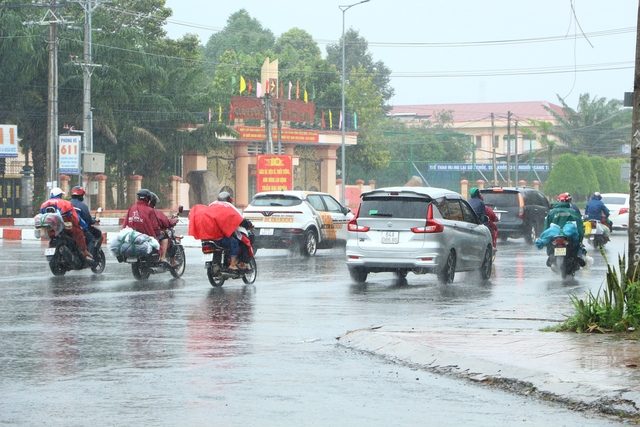 Người dân lỉnh kỉnh đồ đạc rời miền Tây dưới cơn mưa nặng hạt sau lễ 2.9 - Ảnh 2.