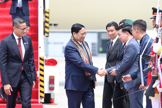 Indonesia đón Thủ tướng Phạm Minh Chính bằng điệu múa truyền thống đặc sắc tại sân bay  - Ảnh 4.