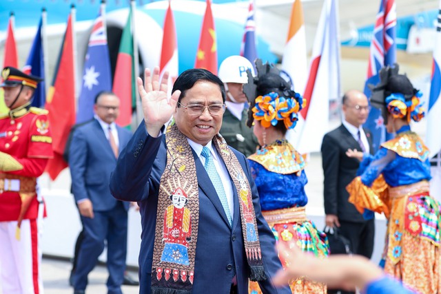 Indonesia đón Thủ tướng Phạm Minh Chính bằng điệu múa truyền thống đặc sắc tại sân bay  - Ảnh 1.