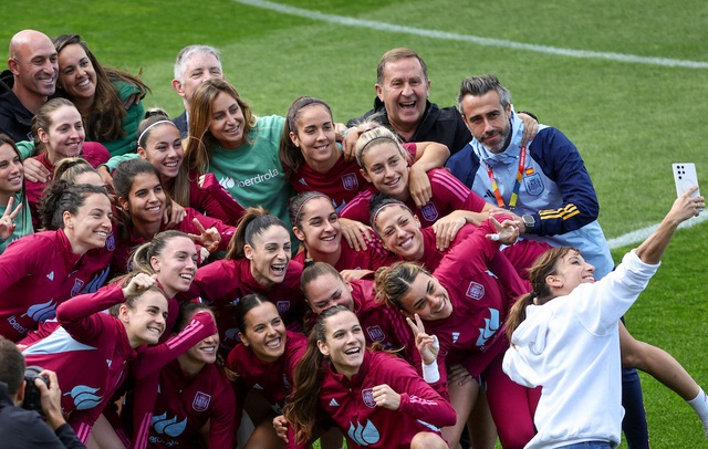 HLV đội tuyển nữ Tây Ban Nha bị sa thải sau vụ cưỡng hôn tranh cãi - Ảnh 1.