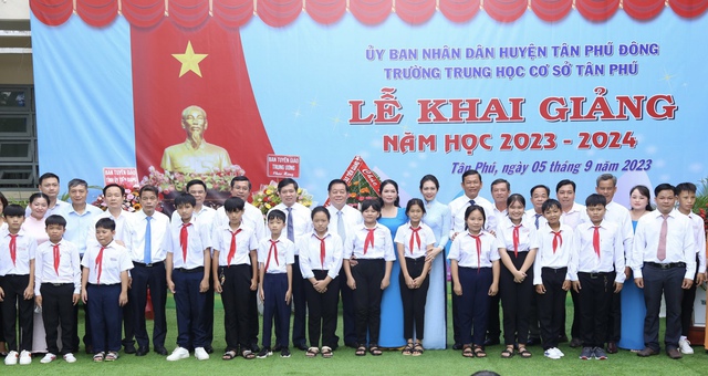 Trưởng ban Tuyên giáo T.Ư Nguyễn Trọng Nghĩa dự lễ khai giảng tại Tiền Giang - Ảnh 2.
