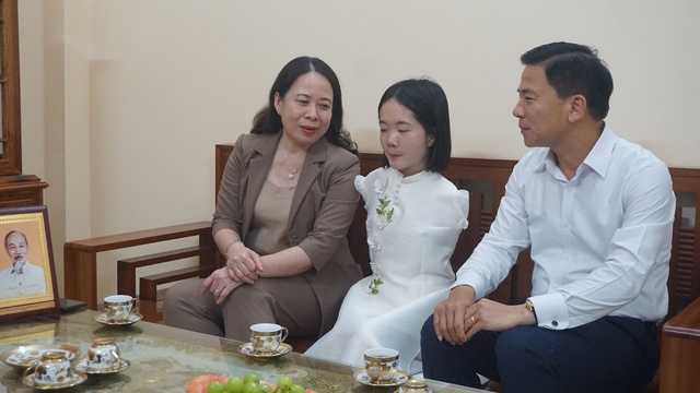 Phó chủ tịch nước Võ Thị Ánh Xuân thăm cô giáo không tay - Ảnh 1.