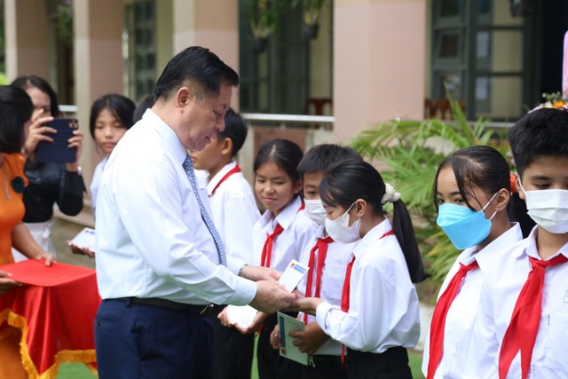 Trưởng ban Tuyên giáo T.Ư Nguyễn Trọng Nghĩa dự lễ khai giảng tại Tiền Giang - Ảnh 3.