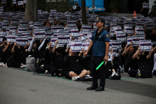 Hàng chục nghìn giáo viên Hàn Quốc nghỉ dạy, biểu tình sau vụ cô giáo tự tử - Ảnh 1.