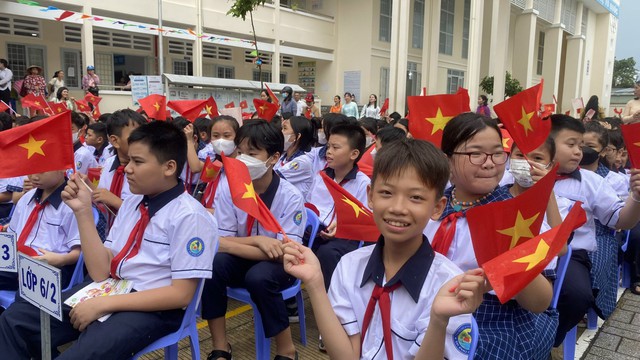 Khai giảng ở Kiên Giang: Không để bất cứ học sinh nghèo nào bỏ học  - Ảnh 2.