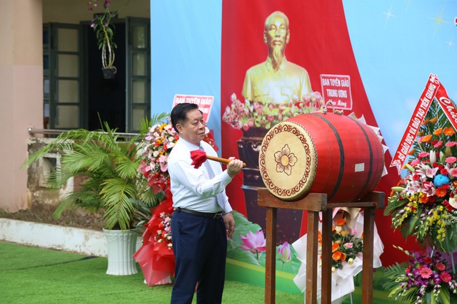 Trưởng ban Tuyên giáo T.Ư Nguyễn Trọng Nghĩa dự lễ khai giảng tại Tiền Giang - Ảnh 1.