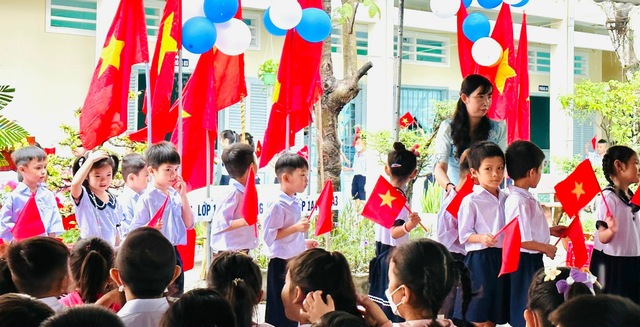 Khai giảng ở Kiên Giang: Không để bất cứ học sinh nghèo nào bỏ học  - Ảnh 1.