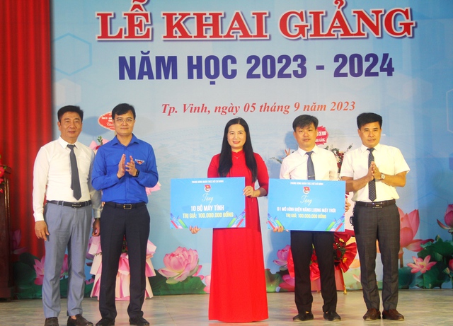 Anh Bùi Quang Huy dự lễ khai trường tại Trường Dân tôc nội trú tỉnh Nghệ An - Ảnh 4.