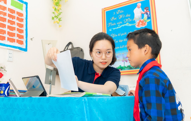 Bộ trưởng GD-ĐT tặng bằng khen trường học 'cứu nguy' giáo viên tiếng Anh cho một huyện   - Ảnh 3.