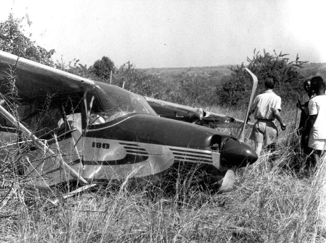 Bức thư của nhà văn Hemingway về vụ tai nạn máy bay vừa được bán đấu giá - Ảnh 2.