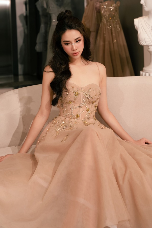 Đầm dạ hội xuyên thấu ở Hoa hậu Thế giới Việt Nam - Thời trang Sao