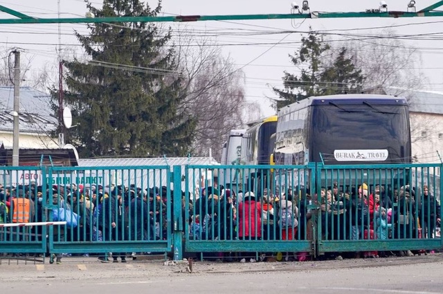 Nhiều người Ukraine trốn quân dịch bằng cách hối lộ, Tổng thống Zelensky ra lệnh mới - Ảnh 1.