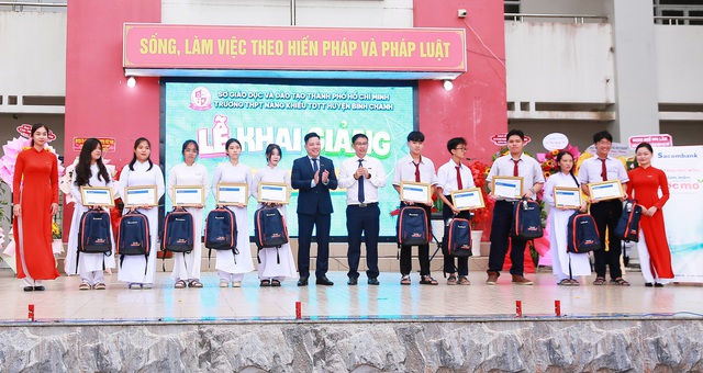 Sacombank dành gần 11 tỉ đồng cho học bổng ‘Ươm mầm cho những ước mơ’ 2023 - Ảnh 1.