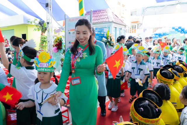 'Chúng ta sẽ cùng bước đi', bài phát biểu truyền cảm hứng từ cô hiệu trưởng - Ảnh 4.