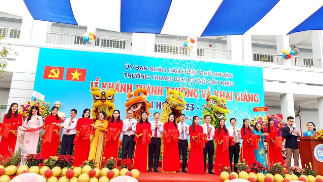Phó chủ tịch TP.HCM Dương Anh Đức dự khánh thành trường THCS hiện đại - Ảnh 1.