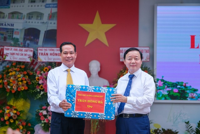 Phó thủ tướng Trần Hồng Hà và lời nhắn đặc biệt cho học sinh miền Tây - Ảnh 4.