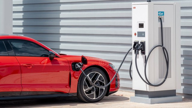 Nhiều người dùng ô tô điện chọn xe động cơ đốt trong khi mua phương tiện mới - Ảnh 1.