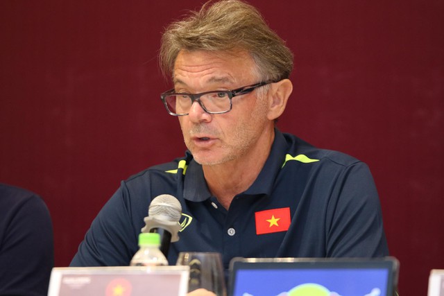 HLV Troussier: 'Đẳng cấp đội tuyển Việt Nam không thua kém đội Trung Quốc'  - Ảnh 1.