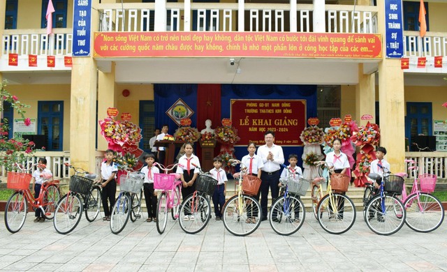 Trao tặng 50 xe đạp tiếp bước trẻ em vùng cao đến trường   - Ảnh 1.