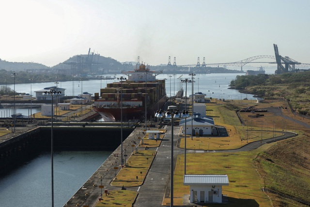 Mực nước thấp lịch sử, kênh đào Panama hạn chế tàu thuyền đến hết năm sau - Ảnh 1.