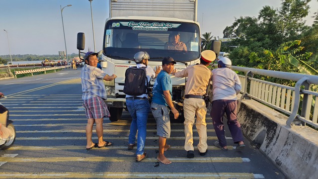 Xe tải va chạm xe lôi tự chế trên cầu Rạch Miễu, kẹt xe hơn 3 km - Ảnh 3.