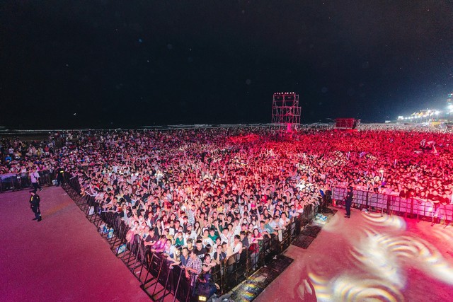Hàng chục ngàn người tham gia đêm nhạc EDM kéo dài 10 giờ là một trong những hoạt động nổi bật của Lễ hội Vũng Tàu Beerfest