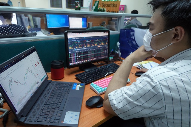Cổ phiếu bất động sản kéo nhau tím lịm đẩy VN-Index vượt 1.075 điểm - Ảnh 1. Cổ phiếu bất động sản kéo nhau tím lịm đẩy VN-Index vượt 1.075 điểm - Ảnh 1.