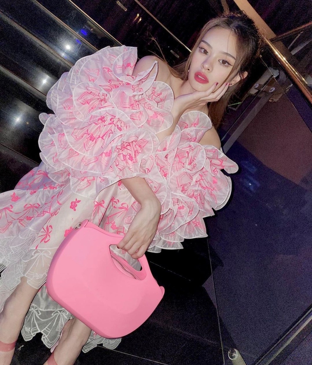 Níu giữ nắng hè, đón chào sắc thu cùng trang phục đính kết hoa vải 3D - Ảnh 5. Níu giữ nắng hè, đón chào sắc thu cùng trang phục đính kết hoa vải 3D - Ảnh 5.