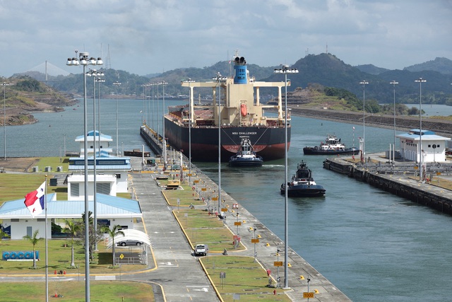 Kênh đào Panama hạn chế tàu thuyền đến hết năm sau - Ảnh 1.