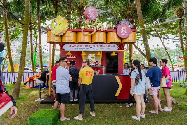 Khách tham quan khám phá 5 vị bia phiên bản giới hạn của Bia Saigon tại Lễ hội