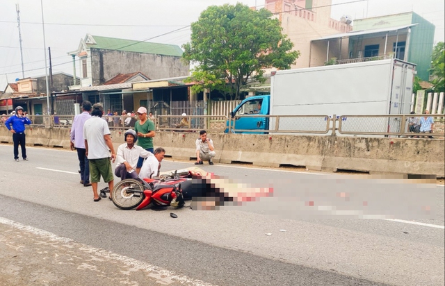 Quảng Ngãi: Chở con đi học va chạm với xe container, khiến 2 cha con tử vong - Ảnh 2.