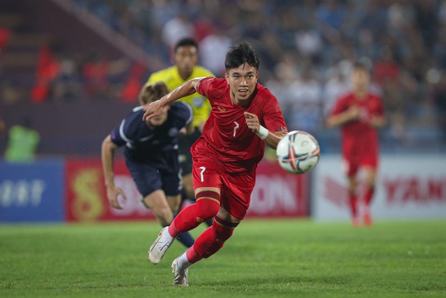 Ông Troussier hồi hộp chờ 'sao mai' đội tuyển Việt Nam thể hiện ở V-League - Ảnh 2. Ông Troussier hồi hộp chờ 'sao mai' đội tuyển Việt Nam thể hiện ở V-League - Ảnh 2.