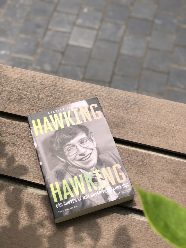 Một trong 10 cuốn tiểu sử hay nhất năm 2021: 'Hawking Hawking' có mặt tại Việt Nam - Ảnh 1.