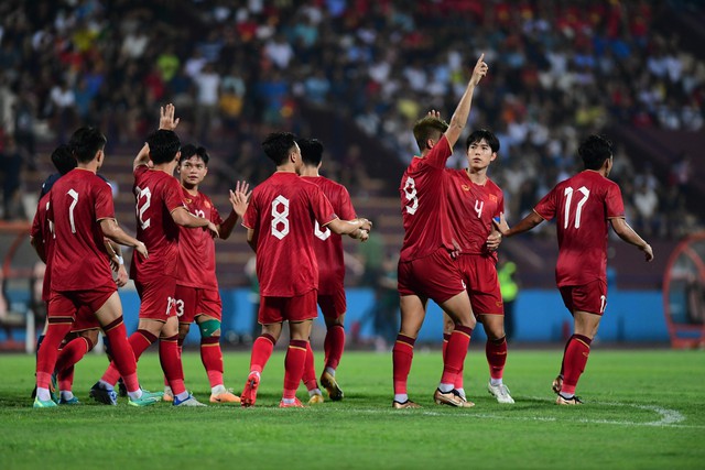 U.23 Việt Nam 2-0 U.23 Guam, vòng loại U.23 châu Á: Văn Tùng sút 11 m thành công! - Ảnh 3.