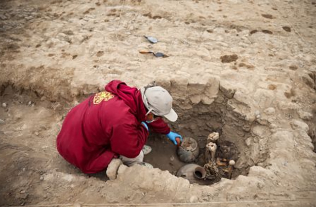 Các nhà khảo cổ khai quật xác ướp 1.000 năm tuổi ở thủ đô Lima, Peru - Ảnh 1.