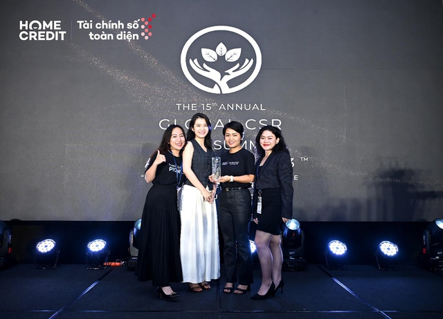 Đại diện Home Credit Việt Nam nhận giải thưởng trên sân khấu