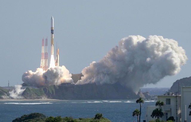 Nhật Bản phóng thành công tên lửa mang tàu đổ bộ mặt trăng - Ảnh 1.