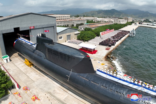 Triều Tiên hạ thủy tàu ngầm tấn công hạt nhân chiến thuật mới - Ảnh 1.