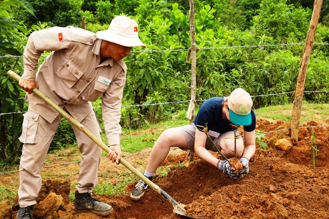 Bộ Ngoại giao Mỹ tài trợ dự án trồng cây vì môi trường tại Quảng Trị - Ảnh 2.