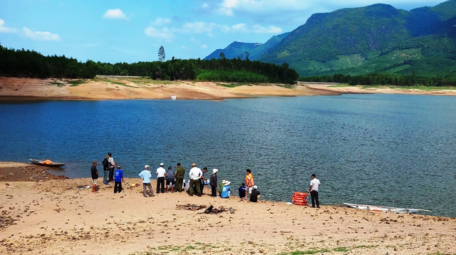 Quảng Nam: Lật ghe giữa hồ Phú Lộc, nam thanh niên mất tích khi đi thả lưới - Ảnh 1.