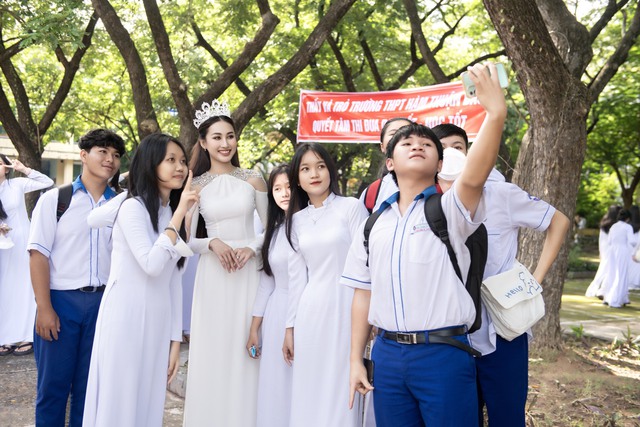 Đoàn Hồng Trang chi 100 triệu tặng học sinh nghèo, phủ nhận tin đồn là đại gia - Ảnh 2.