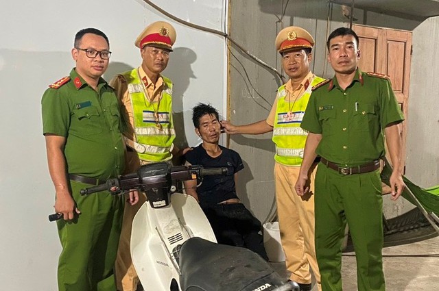 CSGT Hải Phòng bắt giữ đối tượng trộm cắp xe máy ở cây xăng - Ảnh 1.