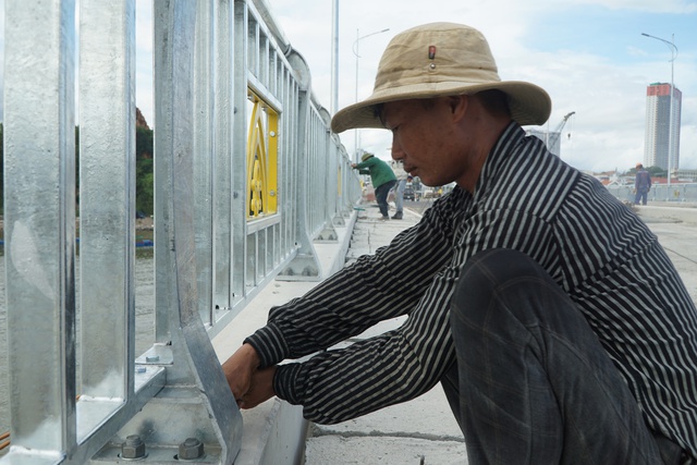 Ảnh: Trên công trình cầu Xóm Bóng, TP.Nha Trang chuẩn bị đưa vào hoạt động  - Ảnh 8.